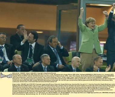 Bundeskanzlerin Angela Merkel GER jubelt nach dem Tor zum 2-1 Jubel, Bundeskanzlerin Angela Merkel (GER, Mitte), Wolfgang NIERSBACH, DFB Präsident (re.), daneben UEFA Präsident Michel PLATINI, Sofoklis PILAVIOS (Präsident des Griechischen Fußballverbands, EPO), davor Allan Hansen, Mircea Sandu (UEFA Exekutivkomitee), Gianni INFANTINO (UEFA Generalsekretär), polnischer Premier Donald Tusk, Freude, Emotionen, Feiern, Lachen, jubelt, freuen, reisst die Arme hoch, ballt die Faust GERMANY - GREECE ( : ), Deutschland - Griechenland Viertelfinale, Quarterfinal, Deutsche Fussball Nationalmannschaft, DFB EM Euro 2012 am 22.06.2012 in Danzig, Europameisterschaft 2012