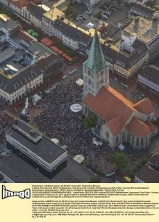 Luftbild, Pauluskirche Hamm, Rudelgucken, Grossleinwand, Fussball, Europameisterschaft, Public Viewing, EM Viertelfinalspiel Deutschland - Griechenland, Luftbild, Hamm, Ruhrgebiet, Nordrhein-Westfalen, Deutschland, Europa !ACHTUNGxMINDESTHONORARx60xEURO!