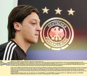 DFB Pressekonferenz mit Mesut ÖZIL, Nr.8 DFB Portrait, Porträt Gesicht, Ohrringe, Schmuck, Close-up, Ring, Diamanten, Juwelen, Steine, Brillanten, Deutsche Fussball Nationalmannschaft, DFB EM Euro 2012 am 25.06.2012 in Danzig, P O L E N, Europameisterschaft 2012 in P o l e n, U k r a i n e