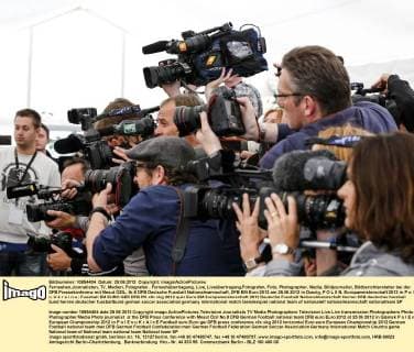 Fernsehen,Journalisten, TV, Medien, Fotografen , Fernsehübertragung, Live, Liveübertragung,Fotografen, Foto, Photographer, Media, Bildjournalist, Bildberichterstatter bei der DFB Pressekonferenz mit Mesut ÖZIL, Nr.8 DFB Deutsche Fussball Nationalmannschaft, DFB EM Euro 2012 am 25.06.2012 in Danzig, P O L E N, Europameisterschaft 2012 in P o l e n, U k r a i n e
