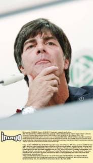DFB Pressekonferenz: DFB Bundestrainer Joachim LOEW, LÖW Einzelbild, Geste, Gestik, Mimik , Gesicht, Deutsche Fussball Nationalmannschaft, DFB EM Euro 2012 am 26.06.2012 in Danzig, P O L E N, Europameisterschaft 2012 in P o l e n, U k r a i n e