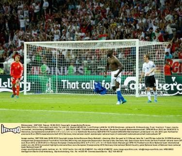 Mario BALOTELLI, ITA9 jubelt nach dem Tor zum 0-2, Manuel NEUER Nr.1 und Philipp LAHM Nr.16 DFB Emotionen, enttäuscht, Enttäuschung, Frust, frustriert, Trauer ,traurig, verzweifelt, Verzweiflung GERMANY - ITALY ( : ), DEUTSCHLAND - ITALIEN Halbfinale, Semifinal, Deutsche Fussball Nationalmannschaft, DFB EM Euro 2012 am 28.06.2012 in Warschau, Europameisterschaft 2012 in P o l e n, U k r a i n e