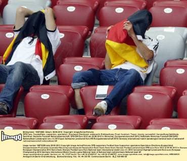 DFB Fans, Fussballfans, supporters, spectators, Zuschauer Emotionen, enttäuscht, Enttäuschung, Frust, frustriert, Trauer ,traurig, verzweifelt, Verzweiflung Halbfinale, Semifinal, Deutsche Fussball Nationalmannschaft, DFB EM Euro 2012 am 28.06.2012 in Warschau, Europameisterschaft 2012