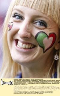 Fans, Fussballfans, supporters, spectators, Zuschauer weiblich, junge Frau hübsch, lacht, lächelt, lachend, smile, froh, happy , Portrait, Porträt Bemalung im Gesicht, Gesichtsbemalung, Schminke Halbfinale, Semifinal, EM Euro 2012 am 28.06.2012