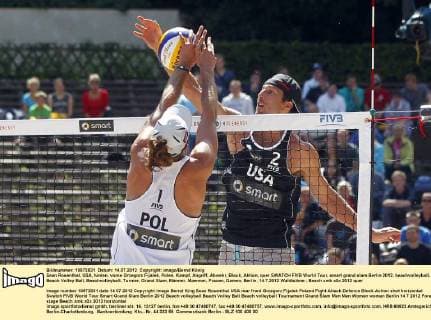 Sean Rosenthal, USA, hinten, vorne Grzegorz Fijalek, Polen, Kampf, Angriff, Abwehr, Block, Aktion, quer SWATCH FIVB World Tour, smart grand slam Berlin 2012, beachvolleyball, Beach Volley Ball, Beachvolleyball, Turnier, Grand Slam, Männer, Maenner, Frauen, Damen, Berlin, 14.7.2012 Waldbühne