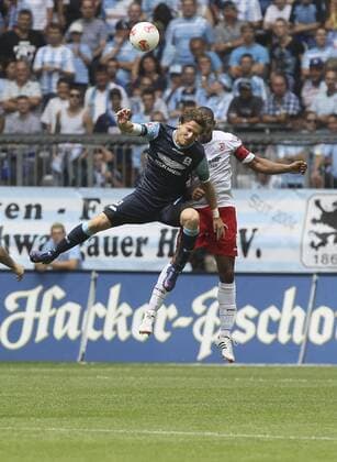 Kopfballduell zwischen Benjamin LAUTH (TSV 1860 München) und Andre LAURITO (Jahn Regensburg), Deutschland, GER, Fussball, Männer, Bundesliga, 2. Liga, Saison 2012 - 2013, 1. Spieltag, TSV 1860 München vs. Jahn Regensburg, 04.08.2012,
