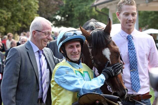 26.08.2012, Iffezheim, Baden-Württemberg, GER - Ferro Sensation mit Mirco Demuro und Trainer Jan Pubben nach dem Sieg in der Goldenen Peitsche. Galopprennbahn Baden-Baden, Iffezheim. (Pferd, Jockey, Ferro Sensation, Demuro, Sieg, Trainer, Pubben) 815D260812IFFEZHEIM.JPG