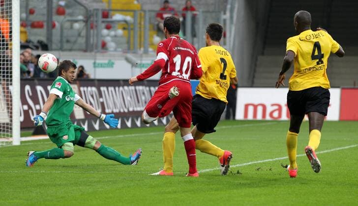 GER, 2.FBL, SG Dynamo Dresden vs 1.FC Kaiserslautern 31.08.12, Dresden, Rudolf Harbig Stadion, glücksgas-Arena, GER, Dresden, 2.FBL, 04. Spieltag, SG Dynamo Dresden vs 1.FC Kaiserslautern , im Bild Torwart Benjamin Kirsten und Vujadin Savic (Dresden) machtlos , Tor zum 0:1 durch Albert Bunjaku (Kaiserslautern) during the match between Dynamo Dresden and 1.FC Kaiserslautern on 2012 08 31