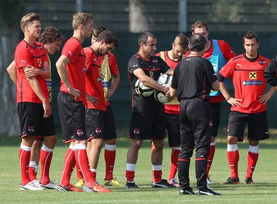 FUSSBALL - FIFA WM Quali, Training WIEN,AUSTRIA,05.SEP.12 - FUSSBALL - FIFA Weltmeisterschaft Qualifikation, ÖFB, Österreich, Training Nationalmannschaft AUT. Bild zeigt Sebastian Proedl, Julian Baumgartlinger, Marc Janko, Gyoergy Garics, Aleksandar Dragovic, Co-Trainer Fritz Schmid, Jakob Jantscher, Teamchef Marcel Koller und Markus Suttner (AUT).