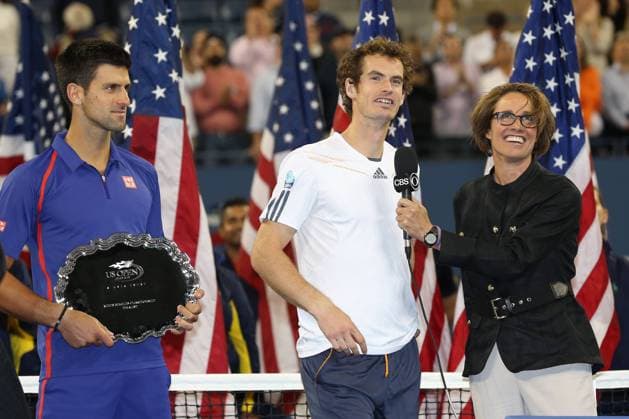 US Open 2012, USTA Billie Jean King National Tennis Center, Flushing Meadows, New York,Herren Finale,Endspiel,ITF Grand Slam Tennis Tournament, Herren Finale,Endspiel,Siegerehrung,Praesentation,. L-R.Finalist Novak Djokovic (SRB) schaut zu waehrend Sieger Andy Murray (GBR) von CBS Moderatorin Mary Carillo interviewet wird, Halbkoerper,Querformat,