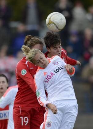Antonia Göransson (li., Pot), Vanessa Bürki (mi., FCB) und Keelin Winters (re., Pot), 1.FFC Turbine Potsdam - FC Bayern München, Fußball, Frauen, Bundesliga, Saison 2012 2013, Potsdam, 14.10.2012,