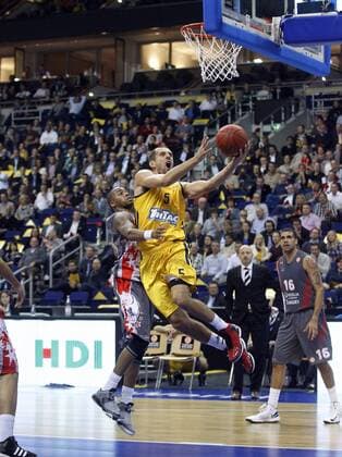 Vule Avdalovic, ALBA, rechts, beim Wurf, links Steed Tchicamoud, Chalon, Zweikampf, Kampf, Wurf, Korb, Abwehr, Aktion, hoch ALBA Berlin vs Elan Chalon, Basketball, Bundesliga, Euroleague, Herren, Saison 2012 2013 Berlin, 18.10.2012.2012 02 World Halle