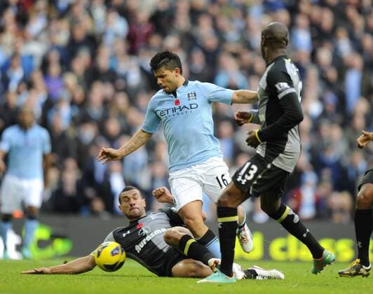 Sergio Kun Aguero of Manchester City tussles with Steven Caulker of Tottenham - Barclays Premier League - Manchester City vs Tottenham Hotspur - Etihad Stadium - Manchester - 11 11 12 - EDITORIAL USE ONLY. No use with unauthorised audio, video, data, fixture lists, club league logos or live services. Online in-match use limited to 120 images, no video emulation. No use in betting, games or single club league player publications.