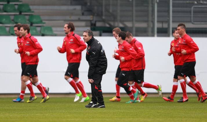 FUSSBALL - AUT vs CIV, Testspiel, Vorberichte, Training PASCHING,AUSTRIA,12.NOV.12 - FUSSBALL - ÖFB Länderspiel, Österreich vs Elfenbeinküste, Freundschaftsspiel, Vorberichte, Training Nationalteam AUT. Bild zeigt Teamchef Marcel Koller (AUT) und Spieler von AUT mit Christian Fuchs, Andreas Ivanschitz, Emanuel Pogatetz, Zlatko Junuzovic und Aleksandar Dragovic (AUT).