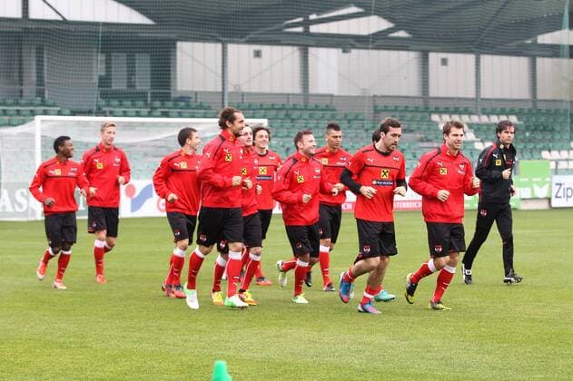 FUSSBALL - AUT vs CIV, Testspiel, Vorberichte, Training PASCHING,AUSTRIA,12.NOV.12 - FUSSBALL - ÖFB Länderspiel, Österreich vs Elfenbeinküste, Freundschaftsspiel, Vorberichte, Training Nationalteam AUT. Bild zeigt die Mannschaft von AUT mit Christian Fuchs, Andreas Ivanschitz, Emanuel Pogatetz, Jakob Jantscher, Julian Baumgartlinger, Aleksandar Dragovic, Markus Suttner, David Alaba und Marc Janko (AUT).
