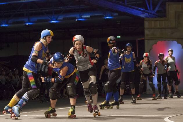 In einem hochspannenden Bout siegen am Samstag, 17.11.2012, die Berlin Bombshells (grau) im Halbfinale mit 185:181 gegen Stockholm Roller Derby (A-Team, blau) in der Arena in Berlin-Treptow und sichern sich den Einzug ins Finale der Track Queens Battle Royal, 1st WFTDA-Tournament, Sport, Event, Roller Derby, Europa, Deutschland, Berlin, DIGIPIX, 20121117