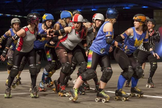 In einem hochspannenden Bout siegen am Samstag, 17.11.2012, die Berlin Bombshells (grau) im Halbfinale mit 185:181 gegen Stockholm Roller Derby (A-Team, blau) in der Arena in Berlin-Treptow und sichern sich den Einzug ins Finale der Track Queens Battle Royal, 1st WFTDA-Tournament, Sport, Event, Roller Derby, Europa, Deutschland, Berlin, DIGIPIX, 20121117
