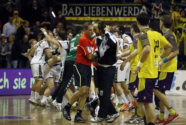 Silvio Heinevetter, Torwart Füchse, beschwert sich nach dem Spiel bei einem Schiedsrichter, hinten die jubelnden Wetzlaer, Beschwerde, Enttäuschung, Schiedsrichter, Torwart, Jubel, Freude, quer Füchse Berlin vs HSG Wetzlar, 1. Bundesliga, DKB-Handballbundeslliga, 2012 2013, Herren, Männer, Handball, Deutschland, Germany, Max-Schmeling-Halle Berlin, 21.11.2012