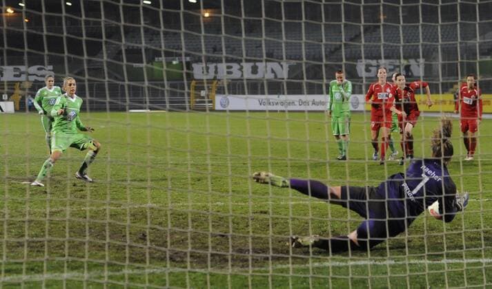 Alyssa Naeher (vo., PoT) hält den Elfmeter von Lena Goeßling (li., WOB), VfL Wolfsburg - 1.FFC Turbine Potsdam, Fußball, Frauen, Bundesliga, Saison 2012 2013, Potsdam, 23.11.2012,