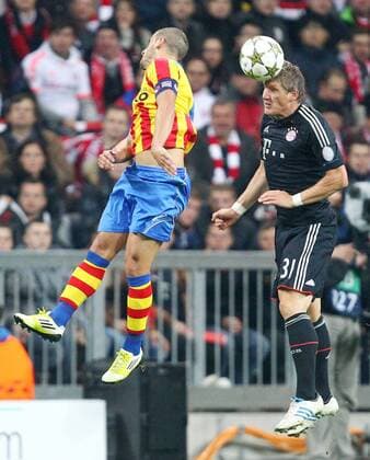 Mittwoch 19.09.2012, UEFA Champions League, Saison 12 13 - 1. Spieltag in München, FC Bayern München - FC Valencia 2:1, Roberto Soldado (FCV) gegen Bastian Schweinsteiger (FCB) DeFodi028