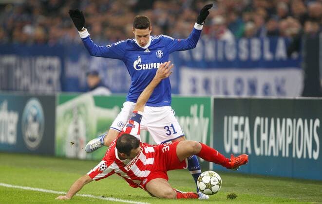 Mittwoch 21.11.2012, UEFA Champions League, Saison 12 13 - 5. Spieltag in Gelsenkirchen, FC Schalke 04 - Olympiakos Piräus 1:0, Julian Draxler (S04) gegen Vassilis Torossidis (P) DeFodi028
