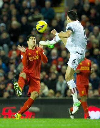 PROPAGANDA20121201 Football - soccer: Barclays Premier League, Liverpool FC - Southampton FC, Liverpool s Luis Alberto Suarez Diaz in action against Southampton during the Premiership match at Anfield. (Hinweis: Verwendung nur in Deutschland, Österreich oder Schweiz - only Germany, Austria and Switzerland) xHOCHxZWEIx xPropagandax
