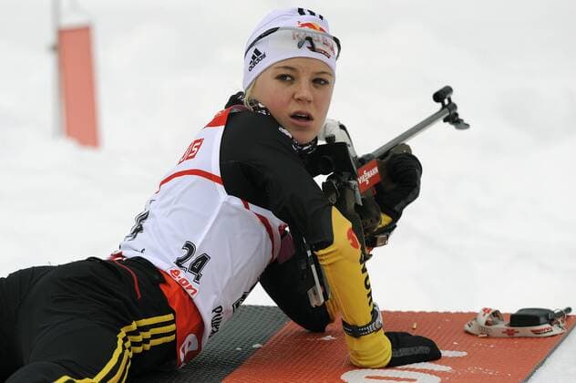 Miriam GOESSNER,GÖSSNER (GER),Aktion,Einzelbild,angeschnittenes Einzelmotiv,Halbfigur,halbe Figur,am Schiessstand,schiessen,ratlos, Sprint der Frauen 7,5km IBU Biathlon Weltcup 2012 am 07.12.2012 in Hochfilzen Pillersse,Saison 2012 13.