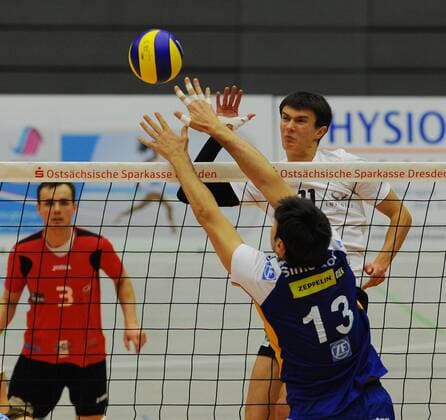 hinterm Netz: Alan Wasilewski (Dresden) gegen Ventceslav Simeonov (Friedrichshafen), VC Dresden gegen VfB Friedrichshafen, Volleyball, 1. Bundesliga Männer, 1. Liga, Margon-Arena Dresden Bodenbacher Straße, VCD, Volleyballclub Dresden, Margon Arena, Saison 2012 2013,
