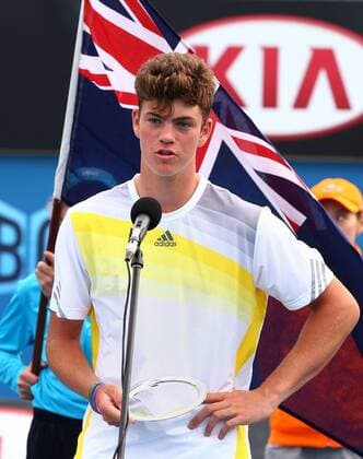 Australian Open 2013, Melbourne Park,ITF Grand Slam Tennis Tournament,Junioren Doppel, Endspiel,Finale, Siegerehrung, , Finalist Maximilian Marterer (GER) spricht ins Mikrofon,haelt Dankesrede, Pokal,Schale,Halbkörper,Hochformat,