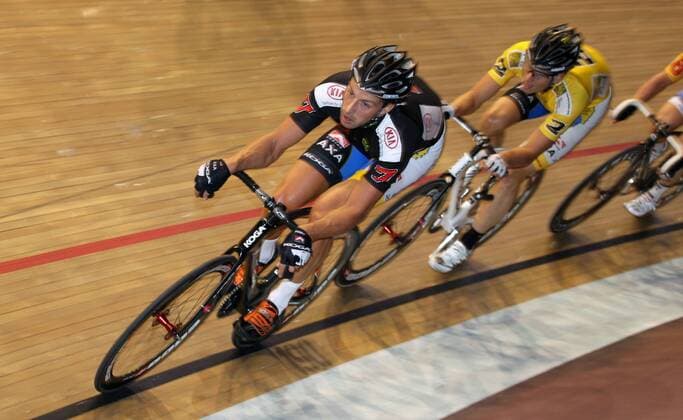 Robert Bengsch, GER, links, rechts Nick Stöpler, NED, Zweikampf, Spurt, Dynamik, Kraft, Kurvenfahrt, quer 102. Berliner Sechstagerennen, Sechstagerennen, 6-Tagerennen, Radsport, sixdays, Hallenradsport, Radrennen, Deutschland, Germany, Berlin, 25.1.2013, Velodrom