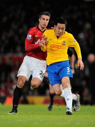 Robin van Persie of Manchester United tussles with Maya Yoshida of Southampton - Barclays Premier League - Manchester United (ManU) vs FC Southampton - Old Trafford Stadium - Manchester - 30 01 13 - Picture Simon Bellis Sportimage EDITORIAL USE ONLY. No use with unauthorised audio, video, data, fixture lists, club league logos or live services. Online in-match use limited to 120 images, no video emulation. No use in betting, games or single club league player publications.