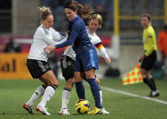 13.02.2013, xmrx, Freundschaftspiel, Frankreich - Deutschland, v.l. Babett Peter (Deutschland), Louisa Necib (Frankreich), Saskia Bartusiak (Deutschland), im Dreikampf, Duell, duel, tackle
