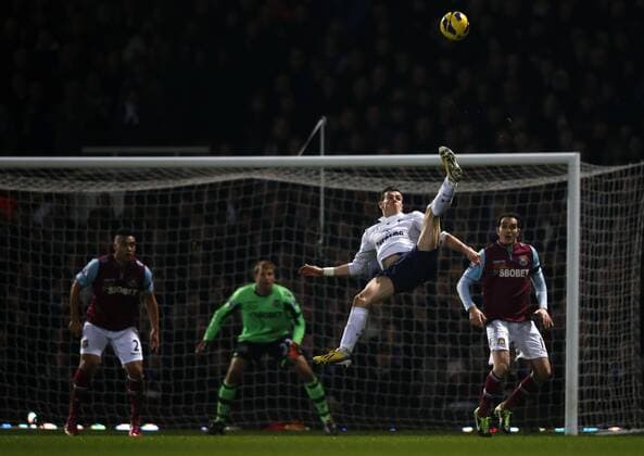LONDON, Gareth Bale (2nd R) of Tottenham Hotspur shoots during the Barclays Premier League match between West Ham United and Tottenham Hotspur at the Boleyn Ground, Upton Park, in London, Britain on February 25, 2013. Tottenham Hotspur won 3-2 and lift into third in the table. (Xinhua Wang Lili) FOR EDITORIAL USE ONLY. NOT FOR SALE FOR MARKETING OR ADVERTISING CAMPAIGNS. NO USE WITH UNAUTHORIZED AUDIO, VIDEO, DATA, FIXTURE LISTS, CLUB LEAGUE LOGOS OR LIVE SERVICES. ONLINE IN-MATCH USE LIMITED TO 45 IMAGES, NO VIDEO EMULATION. NO USE IN BETTING, GAMES OR SINGLE CLUB LEAGUE PLAYER PUBLICATIONS. BRITAIN-LONDON-SOCCER-PREMIER LEAGUE-TOTTENHAM HOTSPUR VS WEST HAM UTD