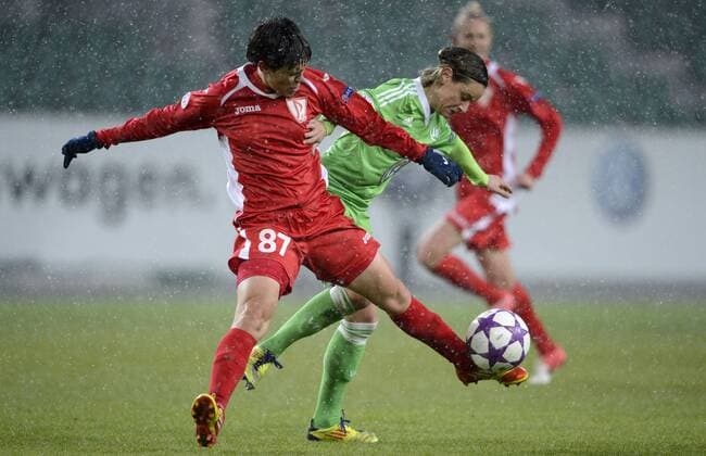 Olesya Mashina (li., R) und Martina Müller (re., WOB), VfL Wolfsburg (WOB) - FC Rossiyanka (R), Viertelfinale, Fußball, UEFA Women - Champions League, Saison 2012 2013, Wolfsburg, 20.03.2013,
