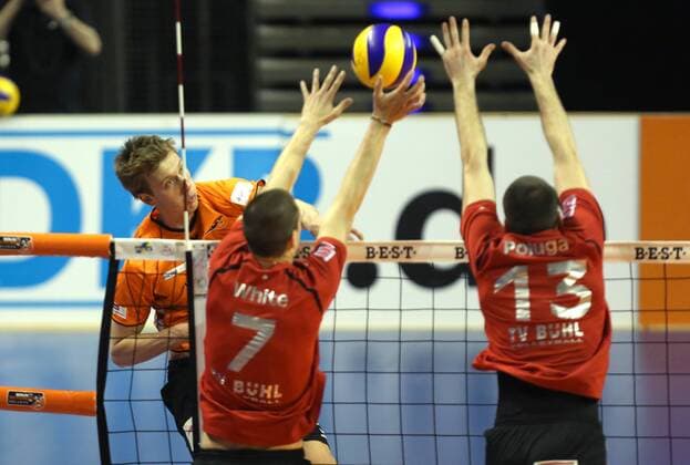Paul Carroll (BR Volleys), hinten, beim Schmetterball, vorne Adam White (TV Bühl), Nikola Poluga (TV Bühl), BR Volleys Berlin vs TV Bühl Deutsche Volleyball Liga, play-offs, Halbfinale, 1. Spiel 2012 2013, Herren, Männer, Volleyball, Deutschland, Germany, Max-Schmeling-Halle Berlin, 30.3.2013