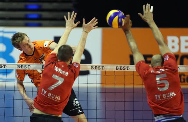 Paul Carroll (BR Volleys), hinten, beim Schmetterball, vorne Adam White (TV Bühl), und Moises Dos Santos Cesar(TV Bühl), BR Volleys Berlin vs TV Bühl Deutsche Volleyball Liga, play-offs, Halbfinale, 1. Spiel 2012 2013, Herren, Männer, Volleyball, Deutschland, Germany, Max-Schmeling-Halle Berlin, 30.3.2013