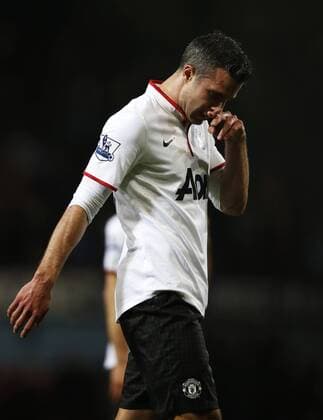 Robin van Persie of Manchester United leaves the pitch after the Barclays Premier League match between West Ham United and Manchester United at Upton Park in London, Britain, on April 17, 2013. The match ended with a 2-2 draw. (Xinhua Wang Lili) BRITAIN-LONDON-SOCCER-PREMIER LEAGUE-WEST HAM VS MAN UTD ManU