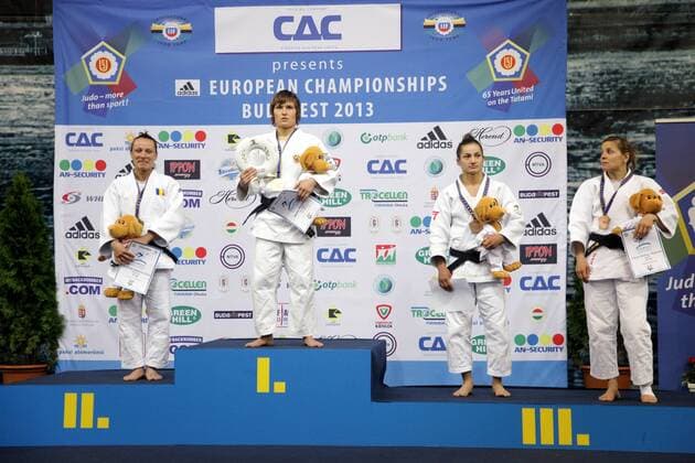 JUDO - EJU EM 2013 BUDAPEST,UNGARN,25.APR.13 - DIVERS, JUDO - EJU Europameisterschaften, bis 52kg, Damen, Siegerehrung. Bild zeigt Andrea Stefania Chitu (ROU), Natalia Kuziutina (RUS), Majlinda Kelmendi (ALB) und Laura Gomez Ropinon (ESP). Keywords: Medaille, Urkunde, Trophäe.