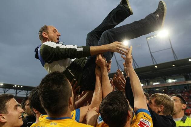 Torsten LIEBERKNECHT (Trainer Eintracht Braunschweig), wird von seinen Spielern in die Luft geworfen, Aufstieg, Aufstiegsjubel, Schlussjubel, Jubel, Deutschland, GER, Fussball, Männer, 2. Bundesliga, Saison 2012 - 2013, 31. Spieltag, FC Ingolstadt 04 vs. Eintracht Braunschweig, 26.04.2013,