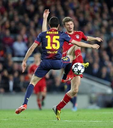 Thomas Müller (FC Bayern),hinten, vorne Marc Bartra (Barcelona), FC Barcelona vs FC Bayern München, Barca-FCB, Champions League 2012 2013, Halbfinale, Rückspiel, Fussball, men, Herren, soccer, Ergebnis, result 0:3 Barcelona, 1.5..2013