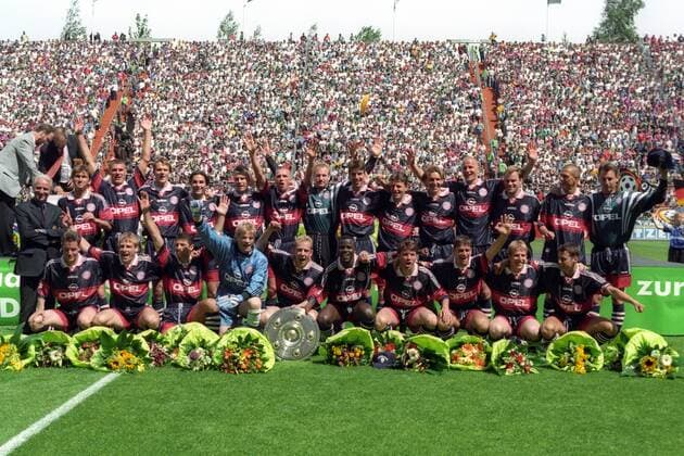 Der FC Bayern München ist deutscher Meister 1996 1997, hi.v.li.: Trainer Giovanni Trapattoni, Klaus Augenthaler, Alexander Zickler, Dietmar Hamann, Stefan Leitl, Thomas Helmer, Thomas Strunz, Torwart Sven Scheuer, Markus Babbel, Marcel Witeczek, Frank Gerster, Carsten Jancker, Christian Nerlinger, Christian Ziege, Torwart Bernd Dreher, vorn: Frank Wiblishauser, Jürgen Klinsmann, Ruggiero Rizzitelli, Torwart Oliver Kahn, Mario Basler, Samuel Osei Kuffour, Lothar Matthäus, Oliver Kreuzer, Markus Münch, Mehmet Scholl