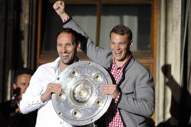 v.re:Manuel NEUER (Torwart FC Bayern München),Tom STARKE,Torwart (FC Bayern München),feiern ausgelassen mit der Meisterschale,Schale, Meisterfeier FC Bayern München-Rathausbalkon,Marienplatz. Fussball 1. Bundesliga, 33.Spieltag, FC Bayern München (M)-FC Augsburg (A) 3-0. Deutsche Meisterschaft,Deutscher Meister, Fussballmeister, Meisterschale,Meisterjubel. Liga1,Spieltag33,Saison 2012 13,am 11.05.2013. A L L I A N Z A R E N A.
