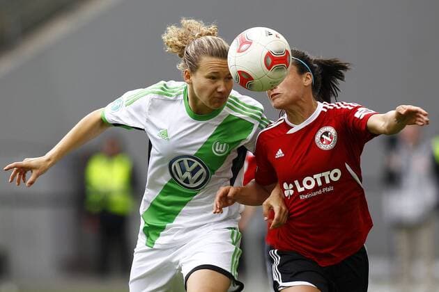 12.05.2013, Volkswagen Arena, Wolfsburg, Frauenfussball Ligaspiel, 1. Liga, VfL Wolfsburg vs SC 07 Bad Neuenahr, im Bild Josephine Henning (27, VfL Wolfsburg, li.) im Kopfballduell mit Emma Kete (19, SC 07 Bad Neuenahr) GER, 1. FBL, VfL Wolfsburg vs SC 07 Bad Neuenahr