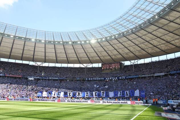 Die Fans rollen vor dem Spiel ein Transparent auf : Nie mehr zweite Liga Hertha BSC Berlin, 2.Bundesliga 2012 2013, Fußball, Fussball, soccer, Herren, Deutschland, Germany, Ergebnis 1:1 Berlin, 19.5.2013, Olympiastadion