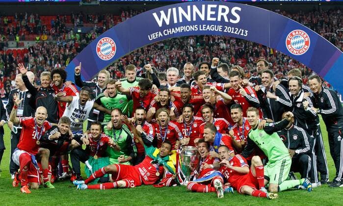 offizielles Siegerfoto FC Bayern München (hi.v.li.): Teammanagerin Kathleen Müller, Matthias Sammer, Co Trainer Hermann Gerland, Co Trainer Peter Hermann, Dante, Florian Goettl, Toni Kroos, Lukas Raeder, Dr Hans Wilhelm Müller Wohlfahrt, Trainer Jupp Heynckes, Fitnesstrainer Thomas Wilhelmi und Marcelo Martins); (Mitte, v.li.) David Alaba, Maximilian Riedmüller, Javi Martinez, Daniel van Buyten, Jerome Boateng, Mari oGomez, Bastian Schweinsteiger, Pierre Emile Hojbjerg; (2. Reihe v.li.): Arjen Robben, Thomas Müller, Rafinha, Tom Starke, Diego Contento, Anatoliy, Tymoshchuk, Claudio Pizarro, Philipp Lahm, Xherdan Shaqiri, Emre Can, Manuel Neuer; (Vorn): Luiz Gustavo, Mario Mandzukic, Franck Ribery -