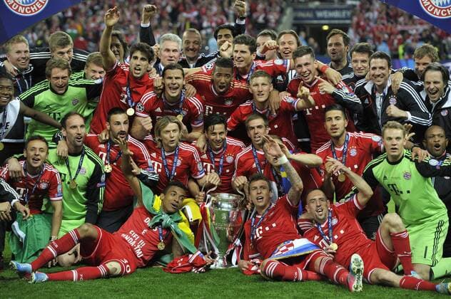 LONDON, 25.05.2013, (hi.v.li.): Florian Goettl, Toni Kroos, Lukas Raeder, Dr Hans Wilhelm Müller Wohlfahrt, Trainer Jupp Heynckes, Fitnesstrainer Thomas Wilhelmi und Marcelo Martins; (3. Reihe v.li.): David Alaba, Maximilia Riedmüller, Javi Martinez, Daniel van Buyten, Jerome Boateng, Mario Gomez, Bastian Schweinsteiger, Pierre Emile Hojbjerg; (2. Reihe v.li.): Rafinha, Tom Starke, Diego Contento, Anatoliy Tymoshchuk, Claudio Pizarro, Philipp Lahm Xherdan Shaqiri (verdeckt), Emre Can, Manuel Neuer; (Vorn) Luiz Gustavo, Mario Mandzukic, Franck Ribery Siegerfoto der Mannschaft von Bayern München mit dem Champions League Pokal im UEFA Champions League Finale 2013 Borussia Dortmund gegen FC Bayern München im Wembley Stadion in London, 25.05.2013.