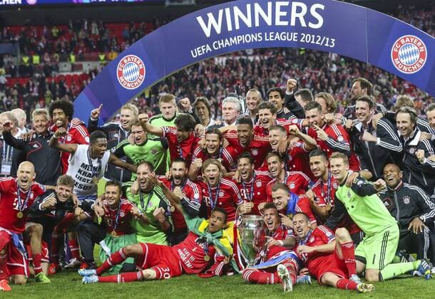 Siegerfoto Luiz GUSTAVO (Bayern 30), Mario MANDZUKIC, FCB Nr.9, Xherdan SHAQIRI, FCB 11, Philipp Lahm (Bayern 21), Anatoliy Tymoshchuk FCB Nr. 44 , Claudio PIZARRO FCB Nr.14 , Manuel NEUER, FC Nr.1, Frank Ribery (Bayern 7), Bastian Schweinsteiger (Bayern 31), Javi MARTINEZ, FCB Nr. 8, David ALABA ( Bayern 27 ) DANTE (FCB Nr.4) Arjen ROBBEN, 10 FCB Bonfim Costa Santos, Trainer Cheftrainer Jupp HEYNCKES (FCB), Mario Gomez ( Bayern 33 ),Daniel van Buyten (Bayern 5), Tom STARKE (Bayern 22), Champions League Pokal, Trophaee, Trophy, Jubel, Freude, Emotionen, Feiern, Lachen, jubelt, freuen, reisst die Arme hoch, ballt die Faust FC BAYERN MUENCHEN - BORUSSIA DORTMUND (2 -1 ) Fussball UEFA Champions League, Finale, im Wembley Stadion London am 25.05.2013 CL Saison 2012 2013, FCB, München, BVB
