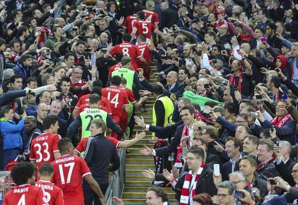 Fußball, FC Bayern München, Champions League Sieger 2013 Philipp Lahm (Bayern 21), Bastian Schweinsteiger (Bayern 31) , Mario Gomez ( Bayern 33 ), Jubel, Freude, Emotionen, Feiern, Lachen, jubelt, freuen, reisst die Arme hoch, ballt die Faust FC BAYERN MUENCHEN - BORUSSIA DORTMUND (2 -1 ) Fussball UEFA Champions League, Finale, im Wembley Stadion London am 25.05.2013 CL Saison 2012 2013, FCB, München, BVB