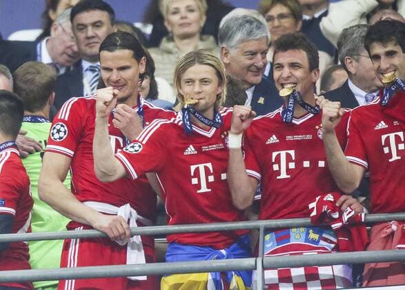 Fußball, FC Bayern München, Champions League Sieger 2013 Daniel van Buyten (Bayern 5), Anatoliy Tymoshchuk FCB Nr. 44, Mario MANDZUKIC, FCB Nr.9, Javi MARTINEZ, FCB Nr. 8 Jubel, Freude, Emotionen, Feiern, Lachen, jubelt, freuen, reisst die Arme hoch, ballt die Faust FC BAYERN MUENCHEN - BORUSSIA DORTMUND (2 -1 ) Fussball UEFA Champions League, Finale, im Wembley Stadion London am 25.05.2013 CL Saison 2012 2013, FCB, München, BVB