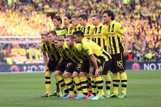 Wembley Fußball Champions League Finale BVB Borussia Dortmund Dortmunder Mannschaftsfoto, vordere Reihe v.l.Marco Reus, Kevin Großkreutz, Marcel Schmelzer, Jakub Kuba Blaszczykowski, Ilkay Gündogan, hintere Reihe v.l. Roman Weidenfeller, Neven Subotic, Sven Bender, Robert Lewandowski, Lukasz Piszczek, Mats Hummels